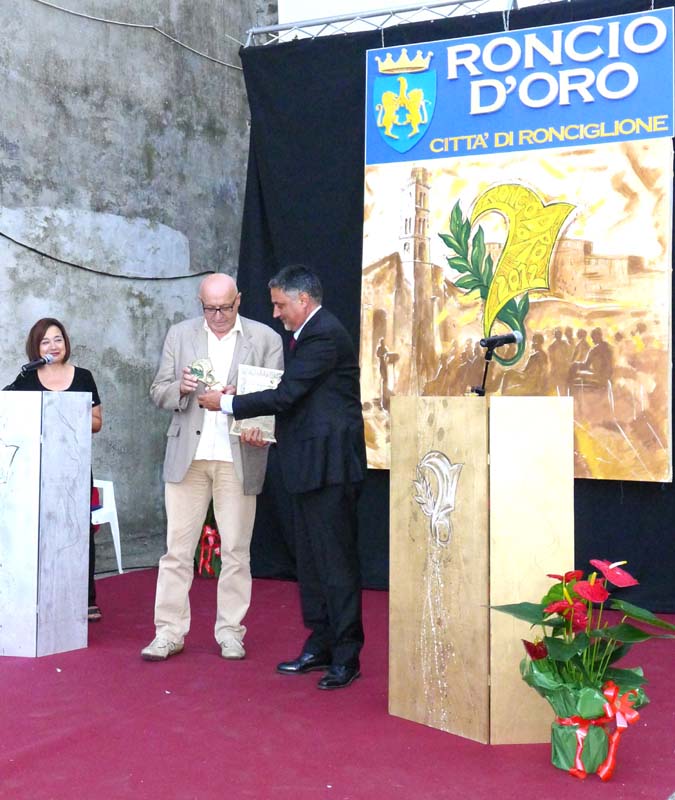 016 (2) - Il Sindaco Giovagnoli premia con il Roncio D'Oro per la Poesia Corrado Villa