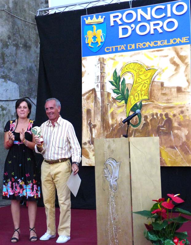 021 - L'ass. alla Clutura Daniela Sangiorgi premia con il Roncio D'Oro per il dialetto Peppino Lorusso